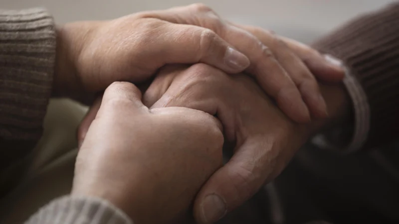 close-up-senior-couple-holding-hands
